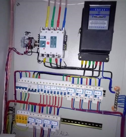 電路安裝保險絲，防止電路故障